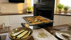 Jak upiec „kanapki” z cukinii z ciągnącym się serem, żeby były chrupiące: prosty trik z piekarnika