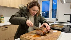 Jak upiec podbrzuszek, żeby wyszedł jak domowa wędlina: czosnek, rozmaryn i jeden prosty trik