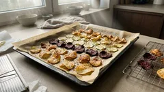 Domowe chipsy pieczone w piekarniku: ziemniak, burak i cukinia — chrupkość robi jeden detal