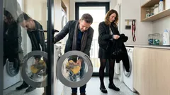 Po co wrzuca się gąbkę do pralki? Prosty trik na sierść i kłaczki