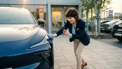 Roczne „premium” z małym przebiegiem i cisza w ogłoszeniu: co naprawdę blokuje sprzedaż